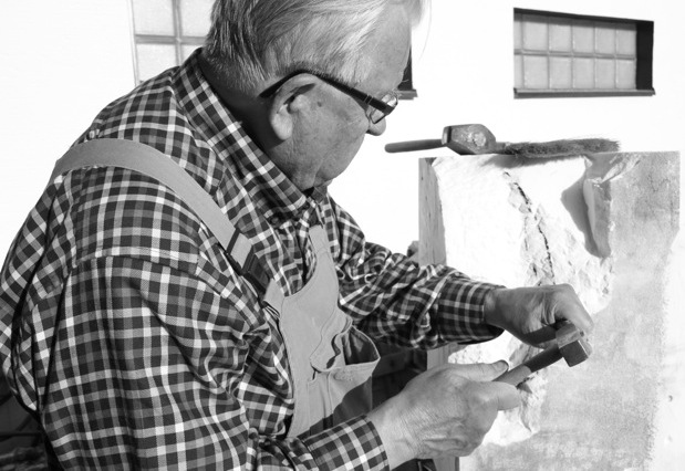 Erkki Eronen sculpting in Carrara marble ‘The beauty of Being Two’